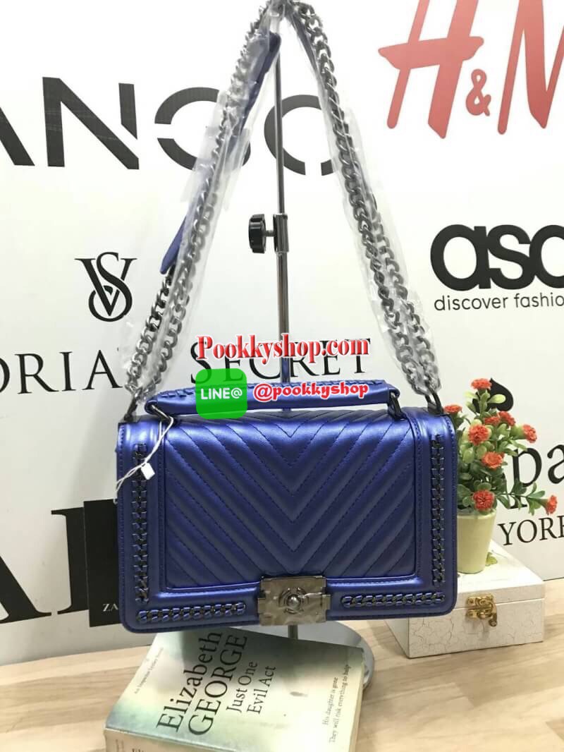 ZARA (Basic) shoulder bag :รีออเดอร์รุ่นขายดีฝุด กระเป๋าทรง Look like chanel ทรงกล่อง ตั้งอยู่ทรง ตัวกระเป๋าหนัง PU สวยเงา สายสะพายโซ่ต่อหนัง ความยาว 120cm ปรับได้3ระดับ ด้านหน้าแต่งขอบโซ่ถักหนัง เย็บลายแทยงทั้งหน้าและหลัง ภายในมีช่องใหญ่และช่องซิป2ช่อง ม