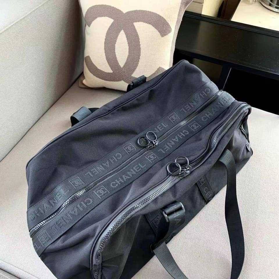 กระเป๋าเดินทาง CHANEL มีสายสะพาย งานสกรีนอย่างดีช่วงนี้ท่านใดมีการเดินทางบ่อยๆควรมีติดตู้นะค่ะ ใส่สัมภาระได้มากมายหลายอย่างเลยค่ะ จะหิ้วหรือสะพายได้หมดคร้าาา