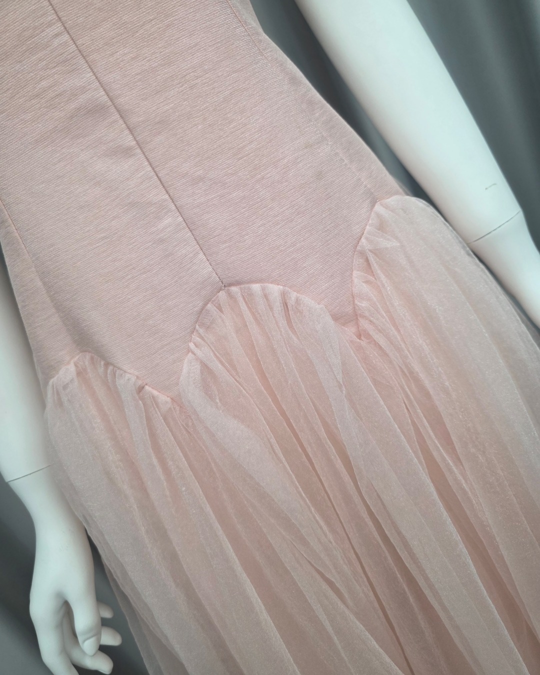 เดรสแฟชั่น เดรสเสื้อคอกลมแขนกุด กระโปรงบาน แต่งลูกปัดมุกรอบคอเสื้อ