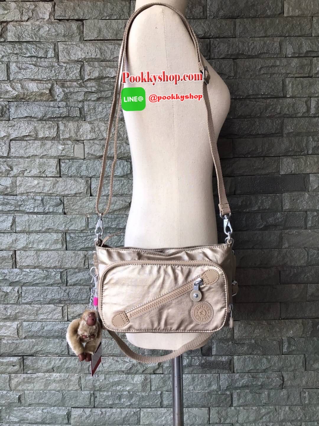 Kipling milos crossbody bag (K13696) กระเป๋าสะพายข้าง crossbody ขนาดกำลังดี มี 2 สาย สายสะพายสั้น ถือเป็นทรงพอรช์(pochette)ถอดเปลี่ยนสลับกับสายยาวได้ มีช่องซิปใช้งาน3ช่อง 2ช่องใหญ่ภายในมีเล็กแยกเป็นสัดส่วน ใส่มินิไอแพค กระเป๋าสตางค์ยาวได้ ด้านหน้ามีช่องซิ