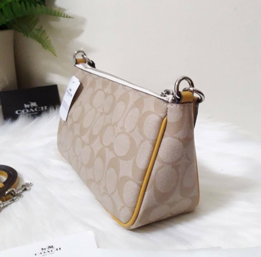 ขายดี Coach Messico Top Handle Pouch In Signature Coated Canvas กระเป๋าหิ้ว/คล้องไหล่/สะพายข้าง ขนาดเหมาะ ดีไซน์สวยน่ารัก ผลิตจากวัสดุคุณภาพดี แข็งแรงทนทานน้ำหนักเบา ภายในบุผ้าสวยงามเรียบร้อย 1 ช่องอเนกประสงค์ ซิปโลหะสีทองสวยงาม สายสะพายถอดและปรับความยาวไ