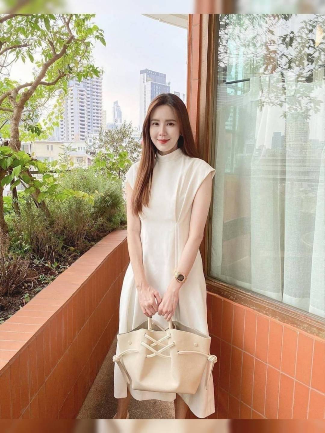 Dress เรียบหรู ดูดีมีราคา ใส่ได้ทุกโอกาสเลยคะ ผ้านุ่มมากๆ ใส่สบาย มีซับในอย่างดี งานซิปหลัง จับจีบเอว ตัวกระโปรงพริ้วสวย มีติดตู้ใว้ได้หยิบมาใส่บ่อยแน่นอนคะ