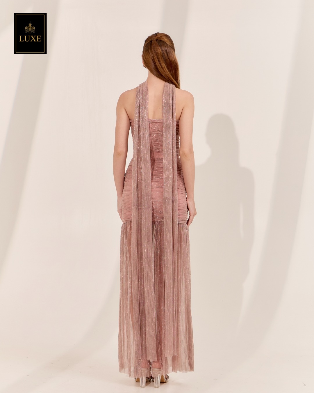 เดรสแฟชั่น เดรสเสื้อเกาะอกทรงเข้ารูป กระโปรงต่อชายระบาย ผ่าหน้า มาพร้อมผ้า mmคลุมไหล่