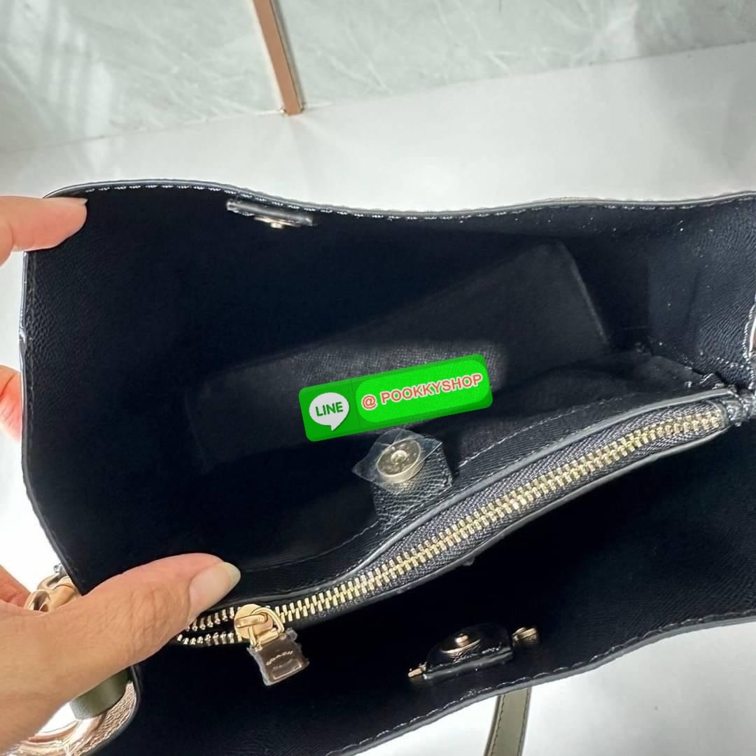 COACH TOWN BUCKET BAG IN SIGNATURE CANVAS (COACH 91512) 🔖 กระเป๋าสะพาย/ถือบัคเกต รุ่นคลาสสิคตลอดกาลไม่เอ้าท์ 🔖วัสดุ: แคนวาส ตัดหนังแท้ 🔖เปิด-ปิด กระเป๋าด้วยกระดุมแม่เหล็ก ภายในช่องโล่ง มีช่องซิปแบ่งตรงกลาง แยกเก็บของได้อย่างเป็นสัด