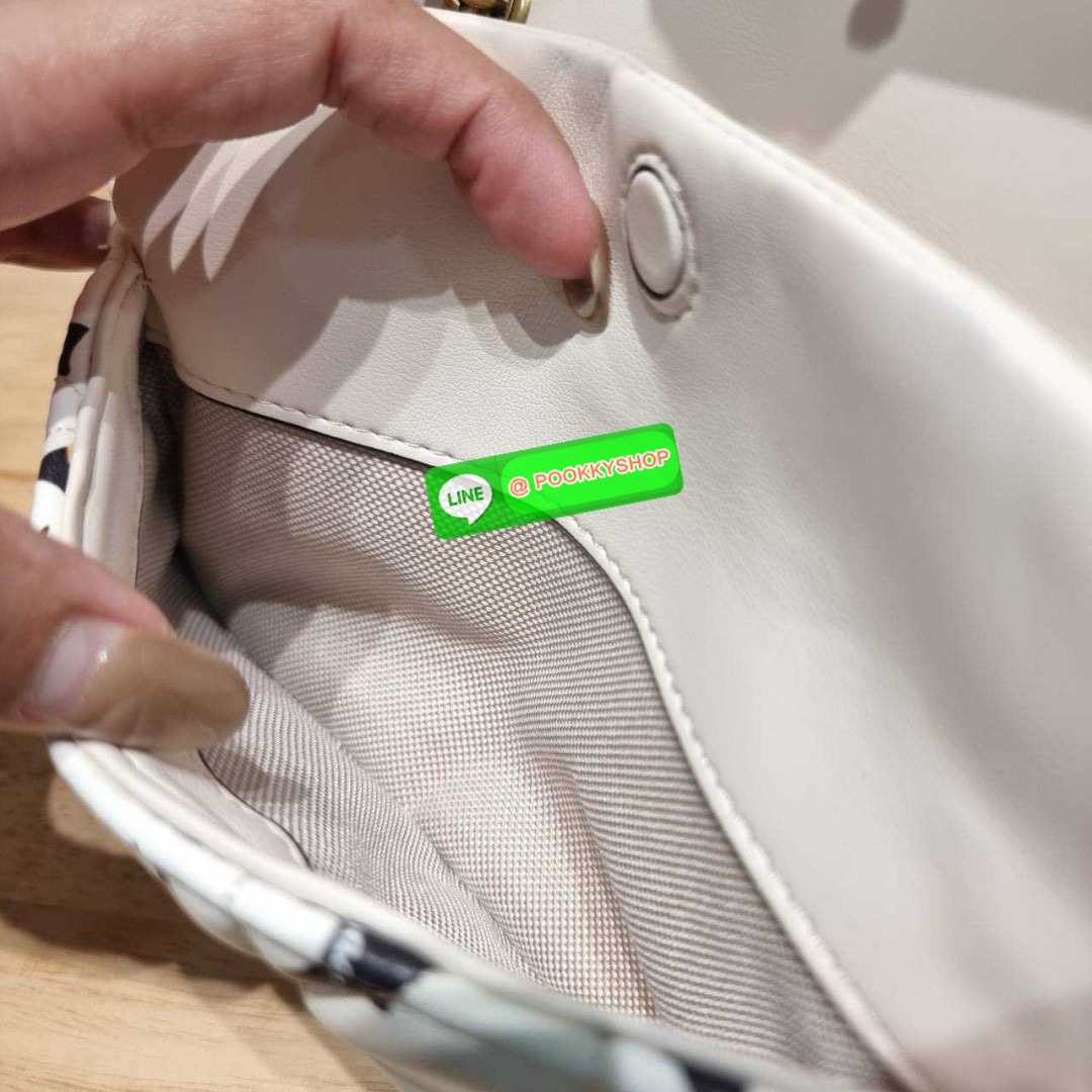 COACH CR702 TABBY SHOULDER BAG 20 WITH QUILTING AND FLORAL PRINT 🔆 Details ไอเท็มใหม่ สวยเกินเรื่องไปมาก! ดีไซน์ลวดลายดอกไม้สดใสตัดกับโทนสีคลาสสิคได้อย่างลงตัว