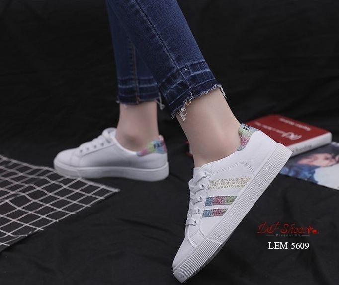 สินค้าพร้อมส่ง รองเท้าผ้าใบนำเข้า วัสดุผ้าหนัง PU ดีไซน์ด้านข้างตาดแถบเส้นกริตเตอร์ เล่นแสงเล็กน้อย แมทง่ายกับทุกชุดค่ะ