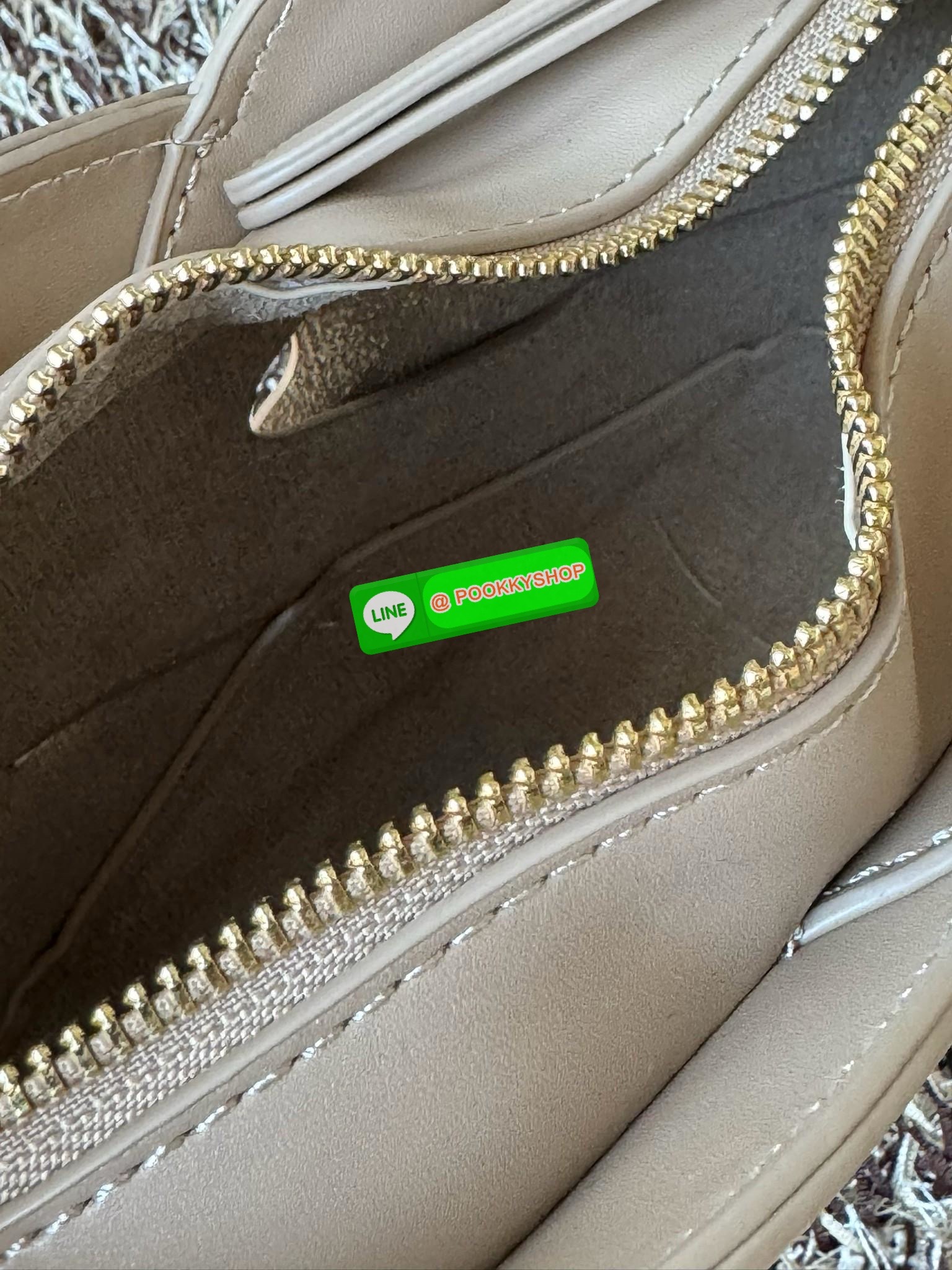 💕 Polene Nodde EDITION SMOOTH ใครที่อยากได้กระเป๋าเรียบๆ แต่ดูมีอะไร ขอแนะนำรุ่น Nodde หิ้วแล้วสวยแบบ Quiet Luxury โลโก้แบรนด์ถูกปั๊มไว้บริเวณด้านล่างของกระเป๋าอย่างประณีตจนแทบสังเกตไม่เห็น ฐานกระเป๋าถูกออกแบบมาให้เนียนเรียบ ปราศจากหมุด ในขณะที่ด้