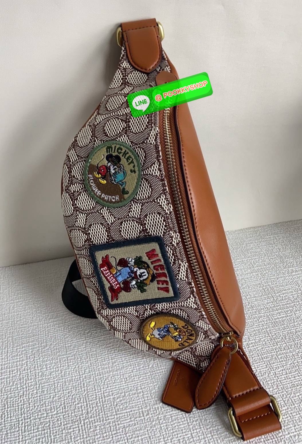 “วัยเด็กไม่เคยหายไปจากหัวใจ…ถ้ามี Mickey & Donald คอยอยู่ข้างตัว” Coach CG970 รุ่นคอลแลปส์พิเศษกับ Disney ฉลองครบรอบ 100 ปี ทรงคาดอกยอดนิยม ตกแต่งลายปักการ์ตูนลิขสิทธิ์แท้จาก Disney สะดุดตาทุกมุมมอง สายสะพายแล้วคนดูสดใสขึ้นอัตโนมัติแน่นอน!