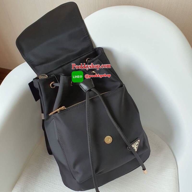 NEW ARRIVAL มาใหม่กับกระเป๋าเป้จากแบรนด์ Prada วัสดุทำจากผ้าไนล่อน สามารถกันน้ำได้ อะไหล่ทองทั้งใบเปิดปิดด้วยกระดุมแม่เหล็ก และมีช่องกระเป๋าหน้าเปิดปิดด้วยซิปอีก1ช่อง ภายในมีช่องซิปแยกอีก2ช่อง พร้อมบุผ้าลายแบรนด์อย่างดี สามารถใส่ labtop ipad ได้ ขนาดกะทัด