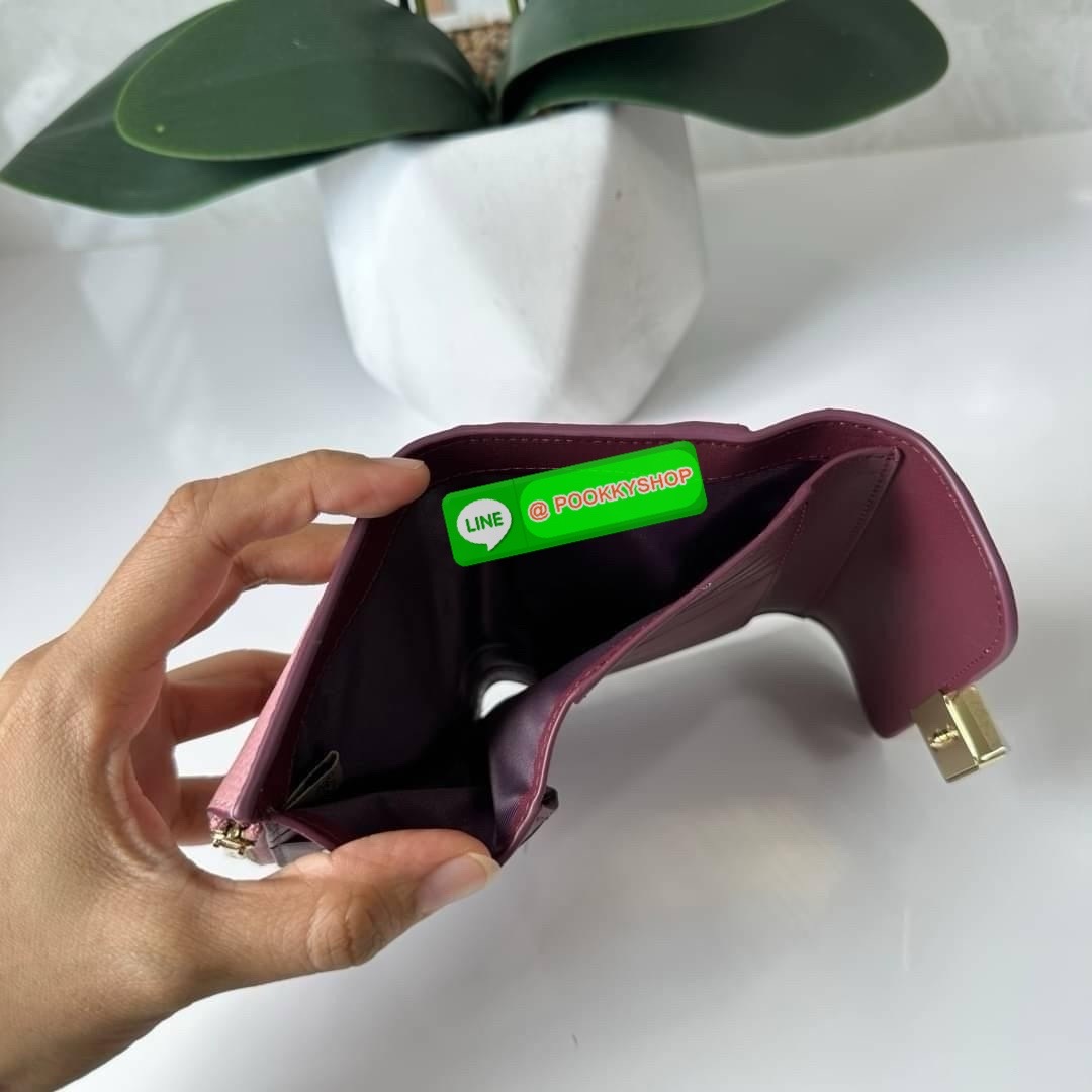 Coach Medium Grace Wallet (Cl421) 🔖กระเป๋าสุดหรูใบกลาง ขนาดกำลังดีกระทัดรัด 🔖วัสดุ : pebble leather 🔖ภายในมีช่องใบบัตรเครดิต 6 ช่อง มีช่องใส่เหรียญแยก สามารถใส่ธนบัตรแบงค์พันได้คะ