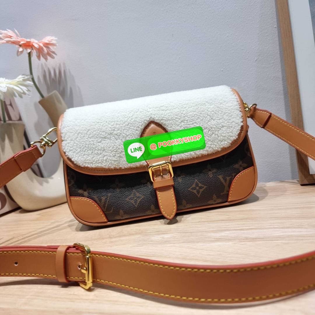 LV DIANE BAG ใหม่กับรุ่นที่ทำมาจำนวนจำกัด ดีไซน์ต้อนรับอากาศเย็นๆช่วงส่งท้ายปี กับกระเป๋าสะพายทรงสวย ดีไซน์คลาสสิคซ่อนความหรู ด้วยการตกแต่งขนฟูนุ่ม วัสดุหนังแคนวาสตัดสลับหนังแท้ เปิด-ปิดกระเป๋าด้วยกระดุมแม่เหล็ก ภายในเป็นช่องโล่ง ใส่ของสำคัญได้ครบ สายสะพา