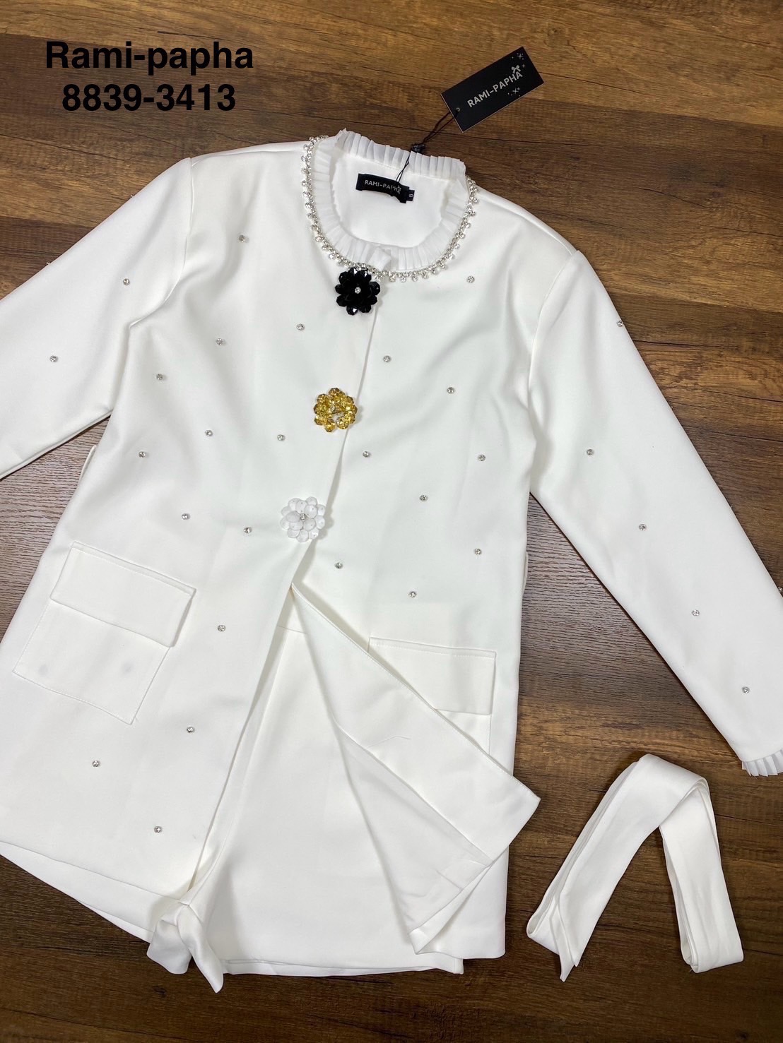 ชุดเซทแฟชั่น ชุดเซต เนื้อผ้างานสูทอย่างดี สวมใส่สบาย เสื้อแขนยาวดีเทลแต่งระบายรอบคอและปลายแขน