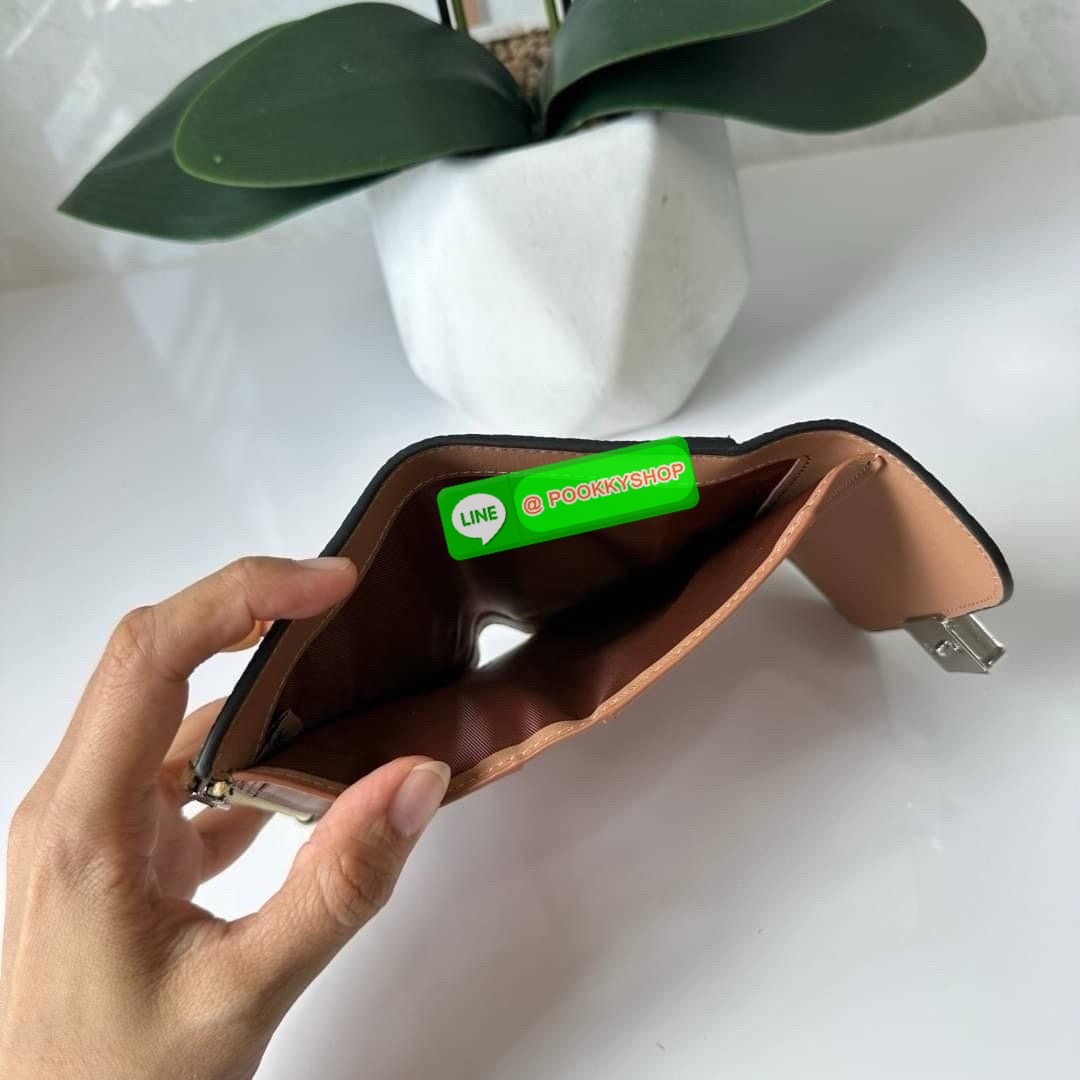 Coach Medium Grace Wallet (Cl421) 🔖กระเป๋าสุดหรูใบกลาง ขนาดกำลังดีกระทัดรัด 🔖วัสดุ : pebble leather 🔖ภายในมีช่องใบบัตรเครดิต 6 ช่อง มีช่องใส่เหรียญแยก สามารถใส่ธนบัตรแบงค์พันได้คะ