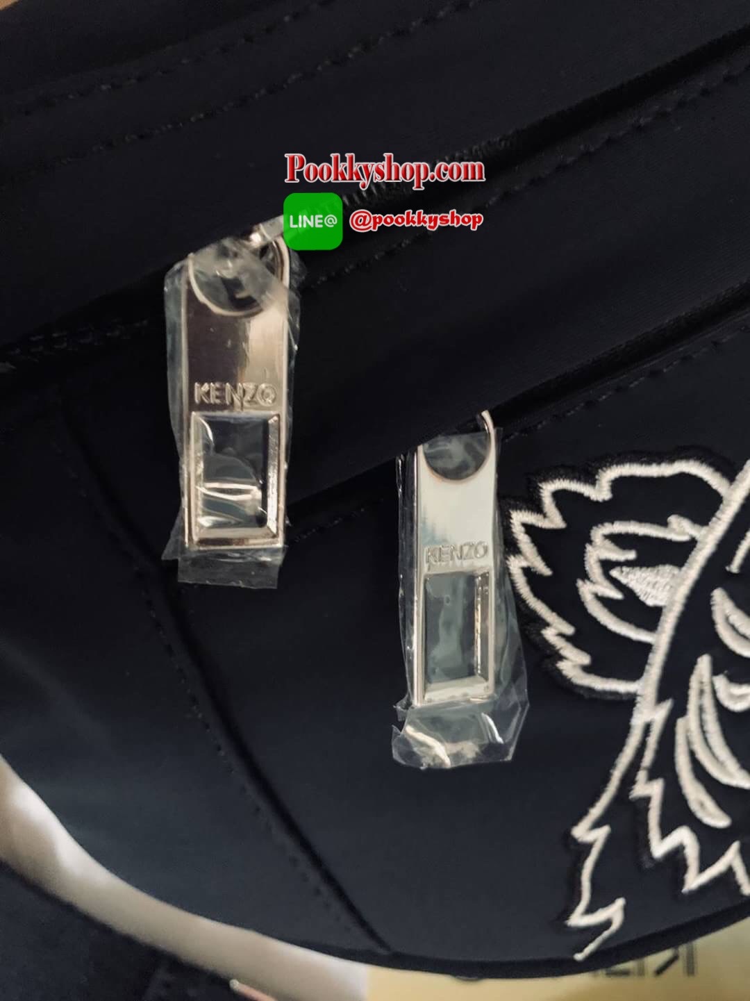 พร้อมส่ง Kenzo Icon Tiger Belt Bag ดีไซต์ที่โดดเด่น ผสมผสานกันอย่างลงตัว กระเป๋าคาดอก/คาดเอว Kenzo วัสดุ : 75% Rubber , 25% Polyester เปิดปิดด้วยซิป ด้านหน้ามี 1 ช่องชิปสำหรับเก็บของที่หยิบใช้บ่อยระหว่างวัน ด้านในโล่งกว้าง จุของได้เยอะพอควร สายสะพายปรับเล