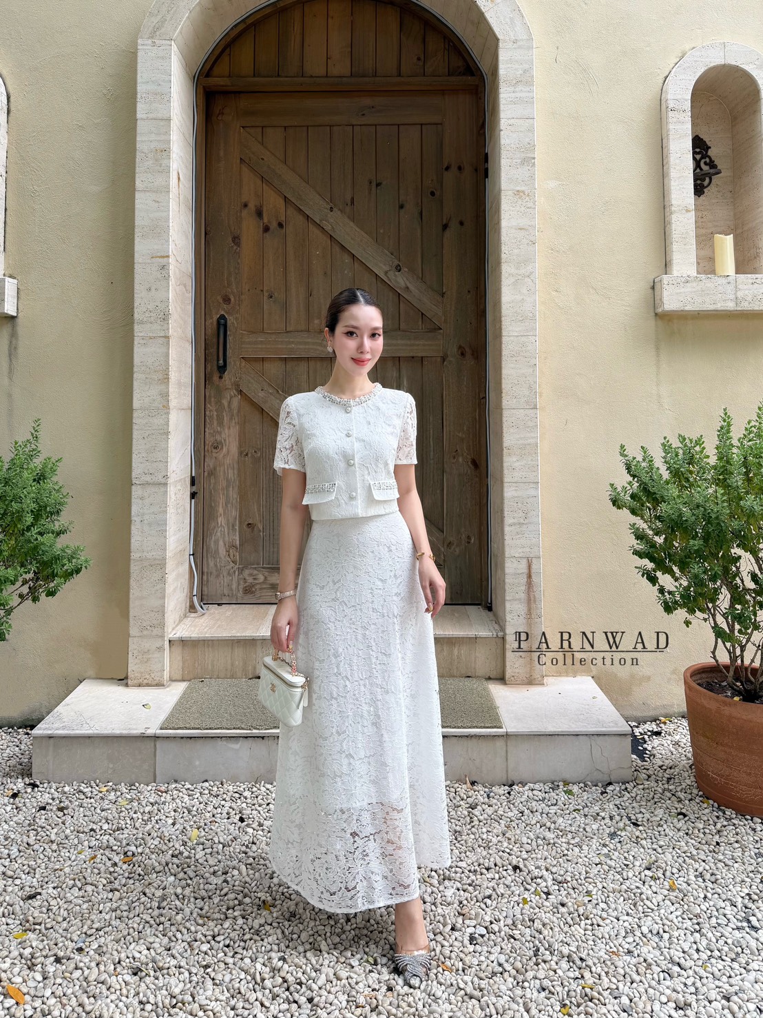 ชุดเซทแฟชั่น Set เสื้อลูกไม้เนื้อนิ่มกระดุมหน้าแต่งเลื่อมสีเงินที่คอและกระเป๋า มาพร้อมกับกระโปรงลูกไม้เอวสูง