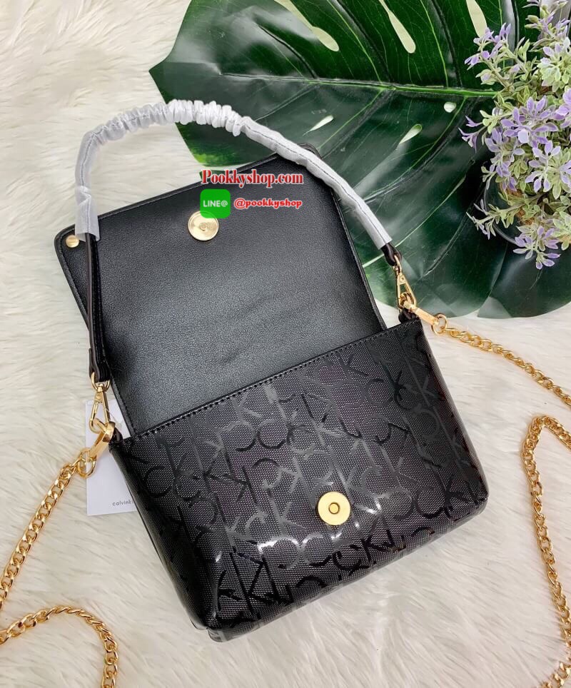 New arrival !! CALVIN KLEIN HANDBAG // SHOULDER BAG กระเป๋าถือ//คล้องไหล่//สะพายข้าง//หรือครอสบอดี้ร์ได้ค่ะ ดีไซด์สวย น่าใช้มากๆค่ะ วัสดุหนังผสมนิ่มมือค่ะ ด้านมีโลโก้แบรนด์ พร้อมช่องซิปใส่ของจุกจิก เปิดปิดกระเป๋าแบบกระดุมแม่เหล็ก ภายในแบ่งสามช่อง สามารถใส