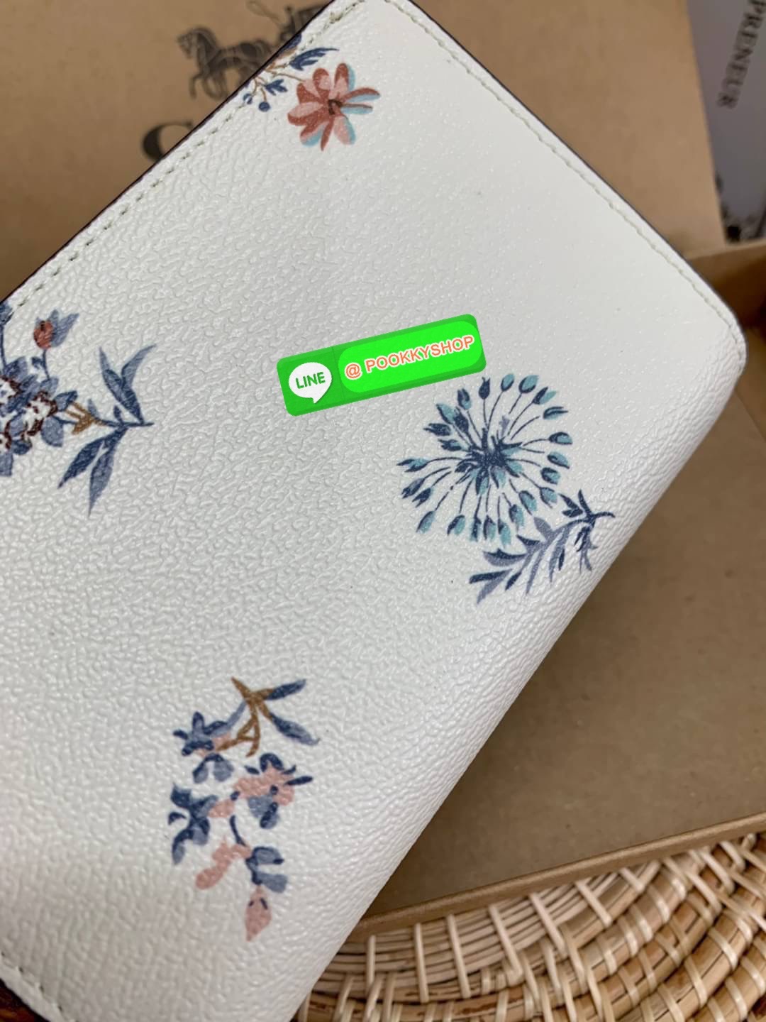 COACH MEDIUM CORNER ZIP WALLET WITH DANDELION FLORAL PRINT ((2855)) พร้อมส่งความสวย แถมความหมายดีด้วยค่ะ! กระเป๋าเงินใบกลาง ลายดอก Dandeloin ทั้งใบสวยงามมากๆนะคะ มีช่องใส่ธนบัตรหนึ่งช่อง;ช่องใส่บัตรได้ถึง10ช่อง;และช่องซิปสำหรับใส่เหรียญอีกหนึ่งช่องค่ะ &#x