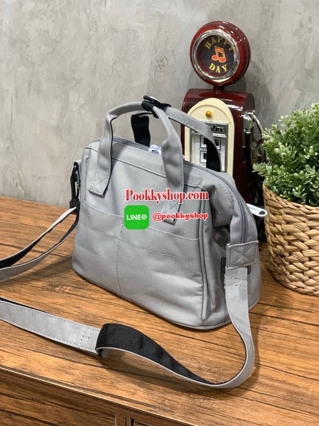 Anello X Peanuts 2 ways Boston regular size(Os-S044) ได้ Collaboration หรือเป็นการร่วมงานกับตัวการ์ตูนสุดคลาสสิคอย่าง Peanuts มานำเสนอโดยเอาคาแลคเตอร์ ในการใช้ชีวิตประจำวัน ที่เหมาะสม มาวางบนตัวกระเป๋า กระเป๋า anello (อเนลโล่) กระเป๋าเป้แบรนด์ของญี่ปุ่น ท