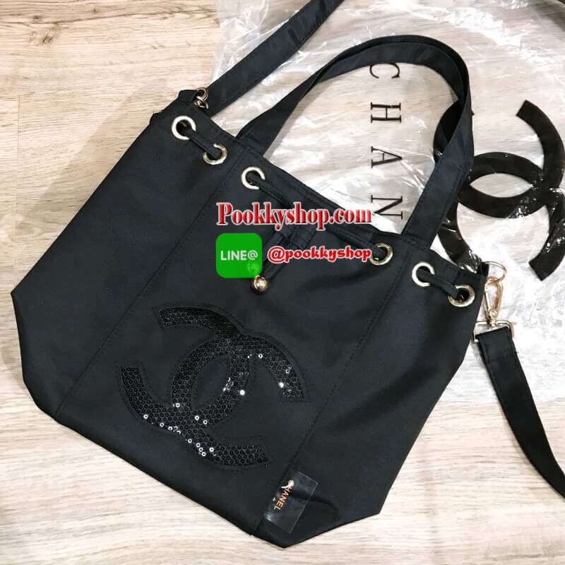 พร้อมส่งไอเท็มแนะนำ!!! Chanel Beaute Black Sequin Dreawstring Shopping Bag VIP GIFT Limited Edition ของแท้นำเข้าจากเคาน์เตอร์เครื่องสำอางค์ Chanel ขนาดกำลังดี น้ำหนักเบา ด้านหน้าประดับโลโก้แบรนด์สุดคลาสสิค เปิดปิดแบบหูรูด Drawstring พร้อมกระดุมแม่เหล็ก ซั