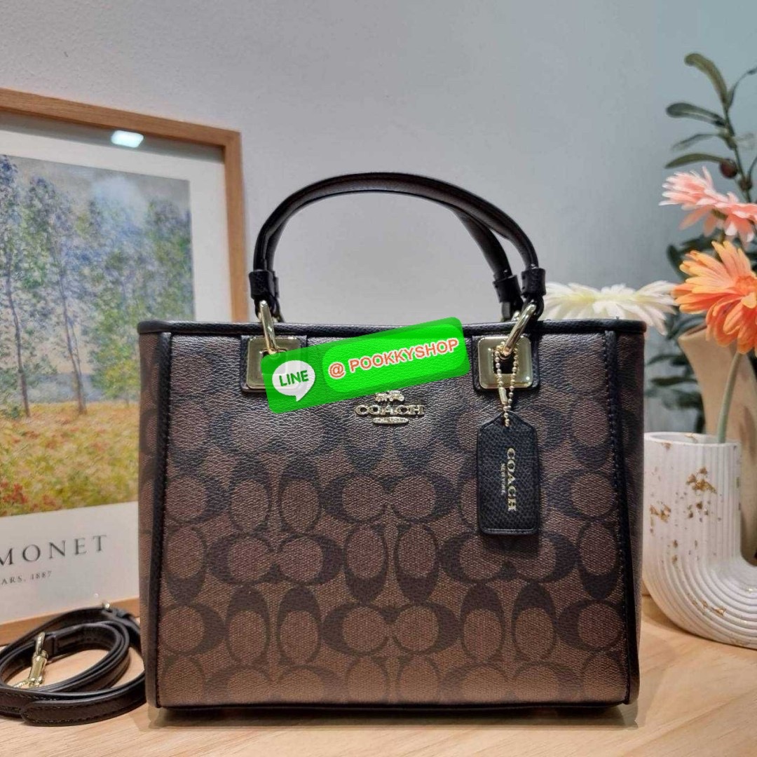 กระเป๋าถือ/สะพายรุ่นยอดนิยม ดีไซน์คงความคลาสสิค แฝงความหรูด้วยอะไหล่สีทอง หูจับในตัวสะดวกใช้งาน ปากกระเป๋ามีซิปปิดกันหล่นแน่นหนา ใต้กระเป๋ายังมีหมุดรองถนอมกระเป๋าอีกด้วย มีสายสะพายข้างให้ ถอดออกได้ ปรับได้ตามต้องการ ภายในโล่งกว้าง มีทั้งช่องซิปและช่องย่อย