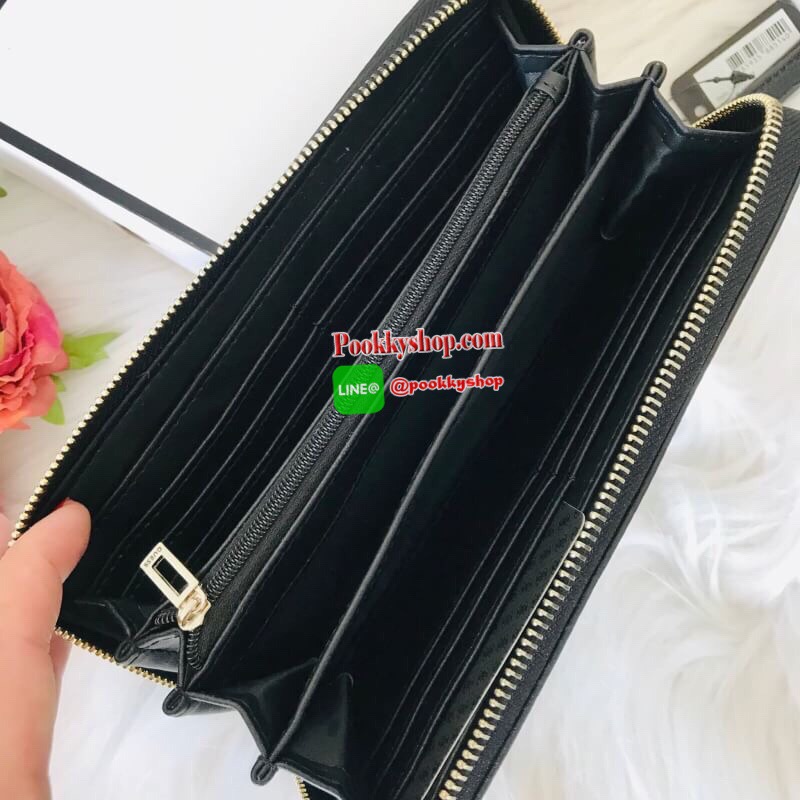 GUESS WOMEN'S LONG WALLET กระเป๋าสตางค์ใบยาวซิปรอบ วัสดุ PU คุณภาพดี นิ่ม น้ำหนักเบา ด้านหน้าประดับด้วยโลโก้แบรนด์สุดหรู ด้านในมีช่องเสียบการ์ด/บัตร/ธนบัตรและช่องซิปสำหรับใส่เหรียญ ด้านหลังมี1ช่องซิปใช้งาน มาพร้อมสายคล้องมือถือเป็นทรงคลัชท์ก็ได้ ราคา