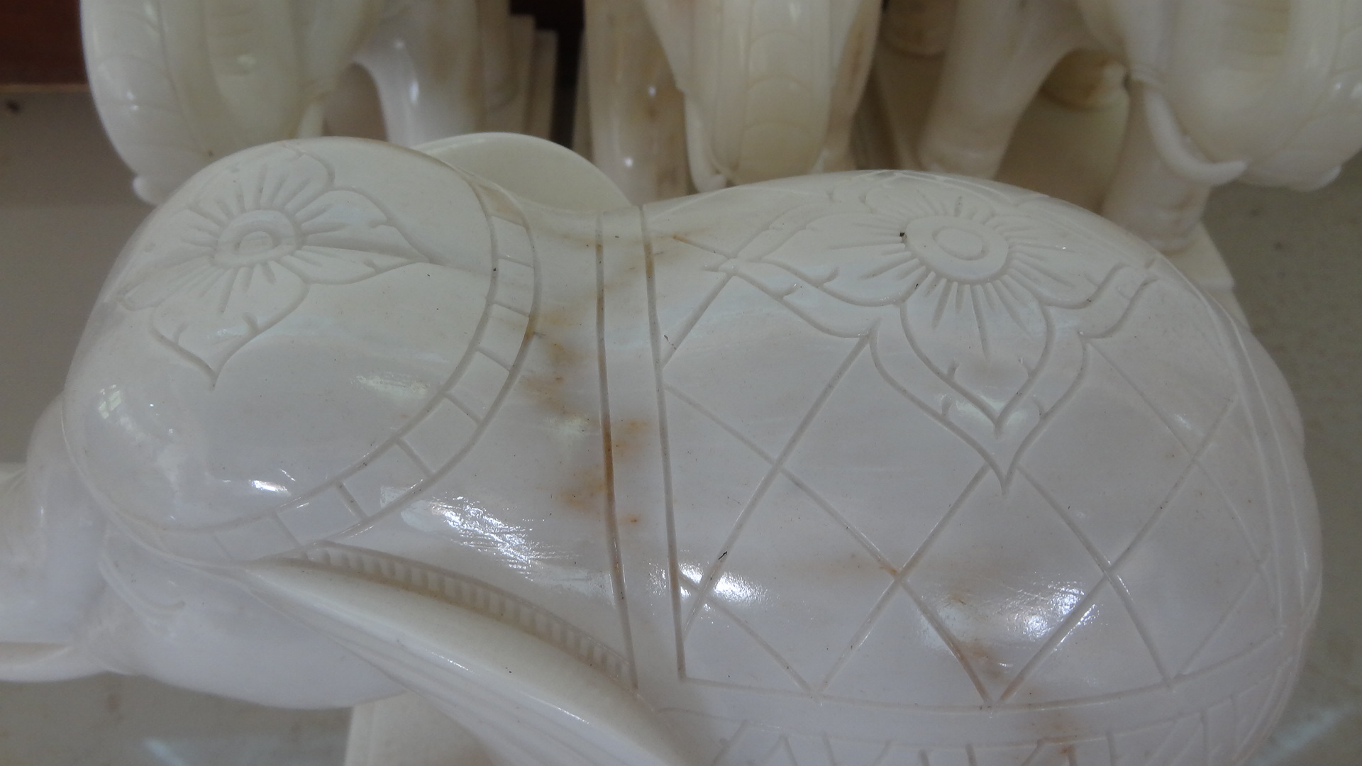 ช้างหินอ่อน ขนาด กว้าง 25 สูง 30 เซนติเมตร