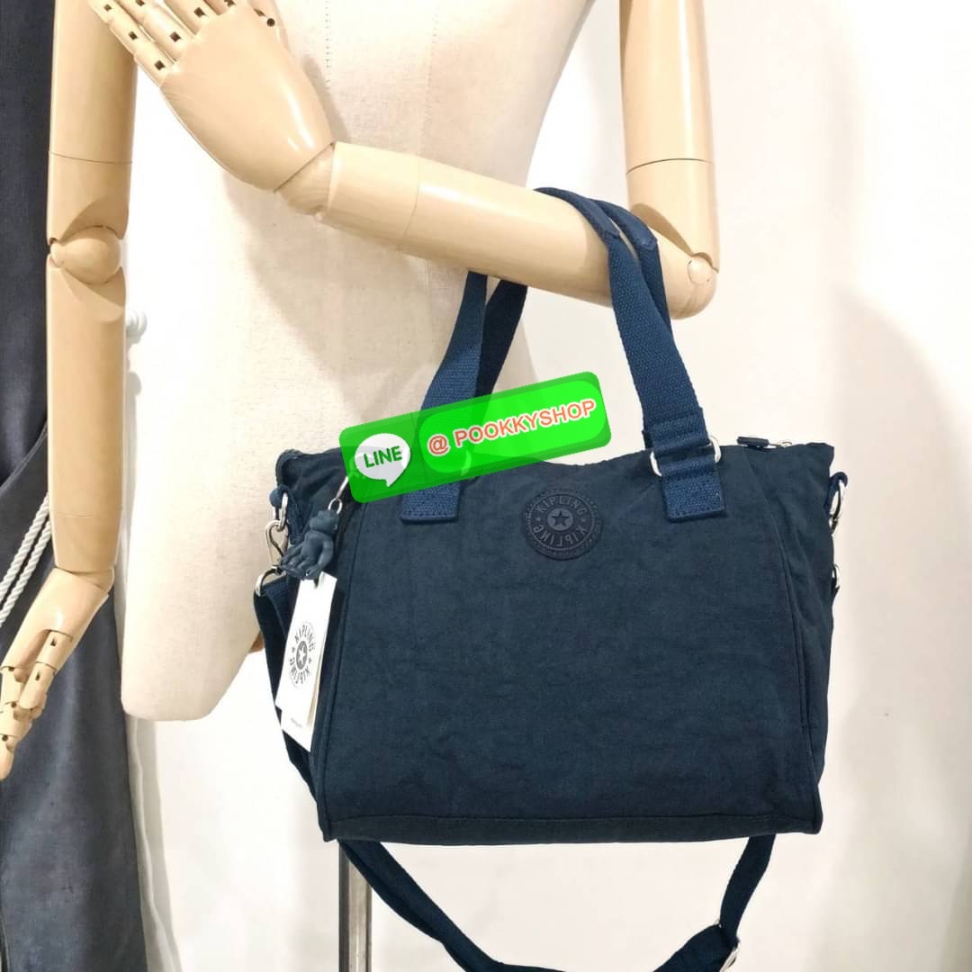 KIPLING AMIEL Medium Handbag กระเป๋าถือหรือสะพาย วัสดุ Nylon + Polyester ช่องหลักเปิด-ปิดด้วยซิป โล่ง กว้าง สามารถจุของได้เยอะ ด้านในมีช่องใส่ของทั้งซ้ายและขวา ด้านหลังมี ช่องลึกอีก 1 ช่อง พร้อมสายสะพายยาวปรับได้ free size เหมาะกับวันไปทำงาน วันสบายๆ สามา