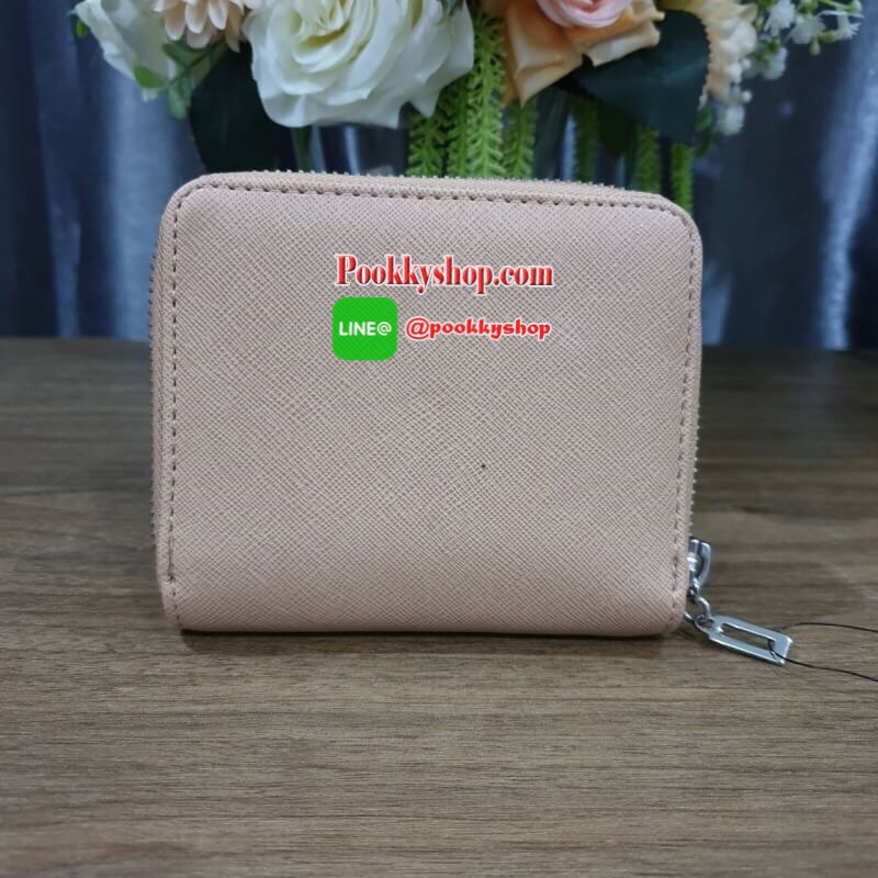 พร้อมส่งรุ่นหายาก! GUESS FACTORY WOMEN'S ZIP AROUND SHORT WALLET กระเป๋าสตางค์สั้นพับ2ตอนซิปรอบหนัง Saffiano ด้านหน้าประดับโลโก้แบรนด์สวยหรู ภายในมีช่องใส่ธนบัตร ใส่แบงก์พัน ช่องใส่เหรียญ และช่องใส่บัตรหลายช่อง ตัวจริงสวยน่าใช้ ภาพถ่ายจากสินค้าจริงค่
