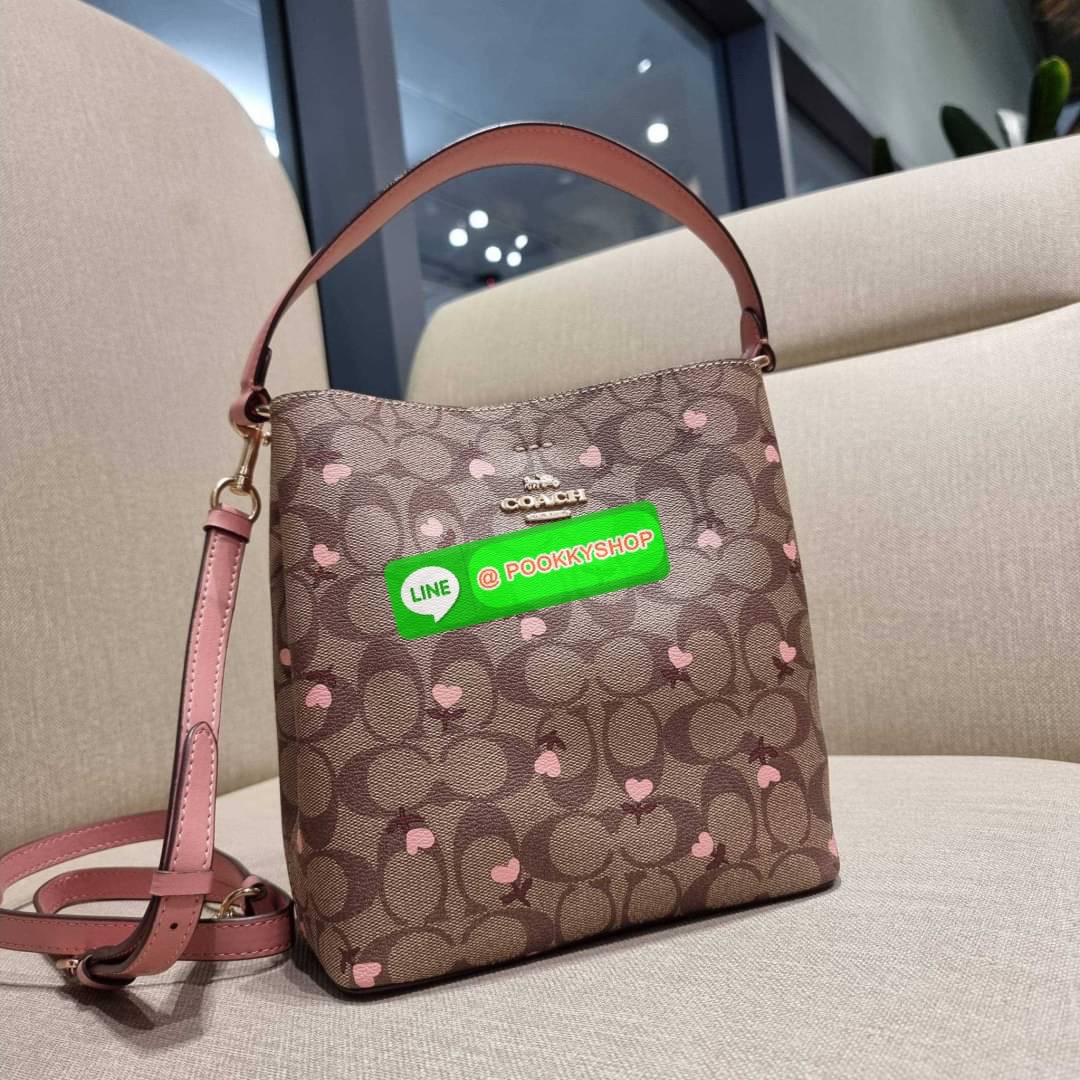 COACH C3238 SMALL TOWN BUCKET BAG IN SIGNATURE CANVAS WITH HEART FLORAL PRINT กระเป๋าบัคเก็ตน่ารักสดใส ลายพริ้นท์หัวใจเต็มใบ ดีไซน์ตัดกับสีกากีได้อย่างลงตัว วัสดุหนังแคนวาสเคลือบลาย ปากกระเป๋าเปิด-ปิดด้วยกระดุมแม่เหล็ก 2ฝั่ง มีหูจับในตัวและสายสะพายข้างมาใ