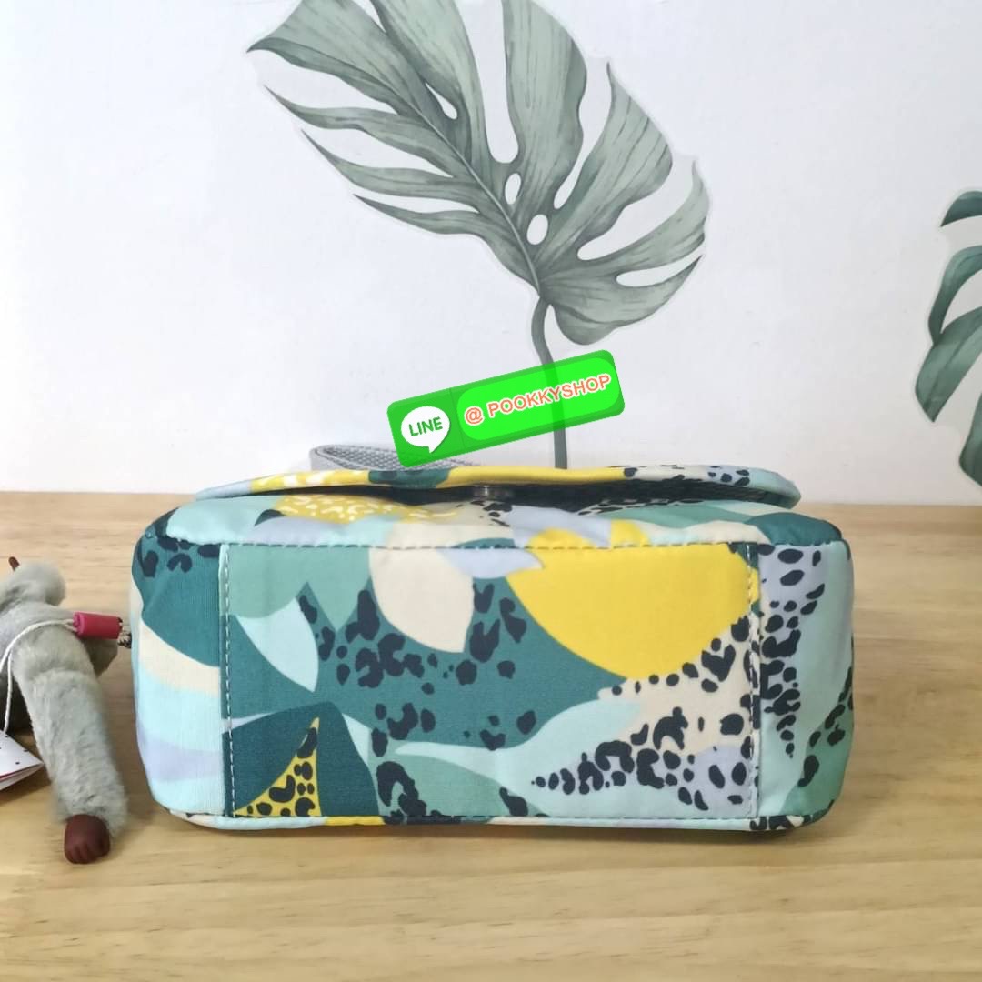 KIPLING SABIAN CROSSBODY MINI BAG กระเป๋าสะพายข้าง วัสดุ Nylon & Polyester 100% ขนาดเล็กกำลังน่ารัก เปิด-ปิดด้วยฝาปิดกระดุมแม่เหล็กและซิปแบรนด์ ด้านในทีแท็กแบรนด์