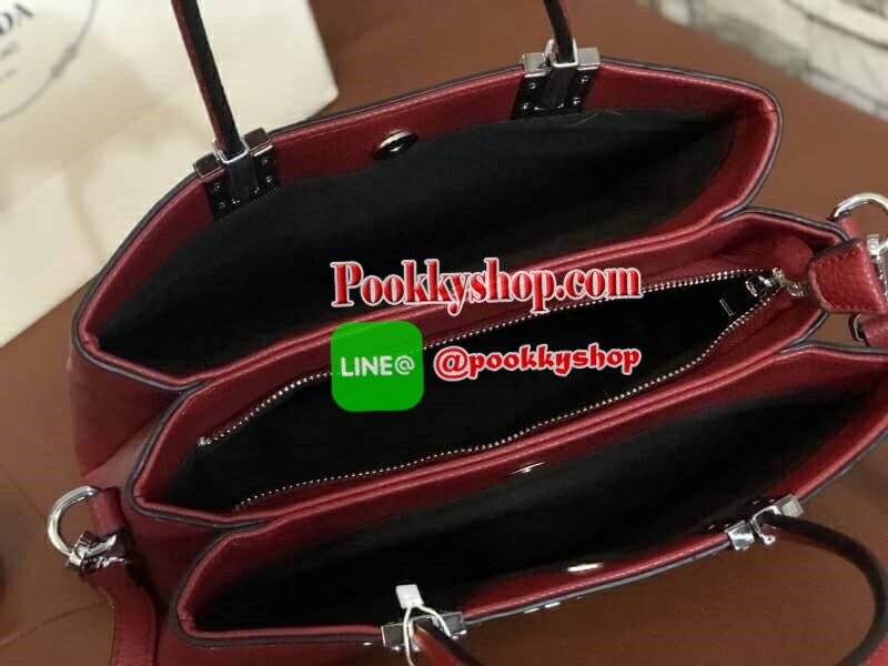 งานพรีเมี่ยมกิ้ฟ จากเคาเตอร์ต่างประเทศค่ะ รุ่น Limited edition ค่า ได้ กระเป๋าอเนกประสงค์ ทรงสวยจากแบรนด์ PRADA มาค่า เป็น กระเป๋าหนังลายลิ้นจี่ ใบนี้มีสายยาวให้ค่ะ เลิศมาก สะพายเป็น shoulder bag หรือ ถือได้ค่ะ ขนาดใบใหญ่ค่ะ ใช้แล้วสวยมากๆ อะไหล่silver ซิ