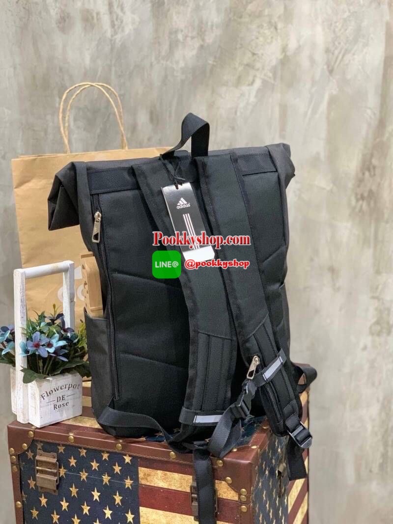 Adidas Top Handle Roll Up Backpack เป้สะพายหลังที่โดดเด่นด้วยดีไซน์ส่วนใส่ของด้านบน และช่องกระเป๋ามากมายเพื่อให้เก็บของได้ไม่ตกหล่น วัสดุโพลีเอสเตอร์ 100% มีตัวล้อคทันสมัยแน่นหนา ภายในมีช่องใส่แล็ปท็อป พร้อมช่องซิปด้านหน้าเป็นช่องเก็บของที่หยิบใช้บ่อย มีท