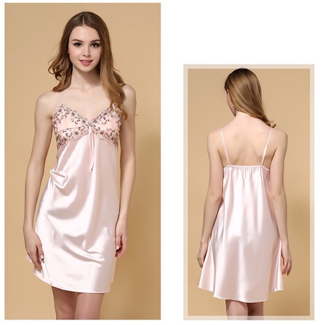 ชุดนอนผ้าไหม ชุดนอนคุณหนู สุดหรู ผ้าไหมสายเดี่ยว สีชมพูอ่อน แต่งลูกไม้ปัก ช่วงอก เนื้อผ้าสวยหรู งานเย็บเกรดพรีเมี่ยมคะ