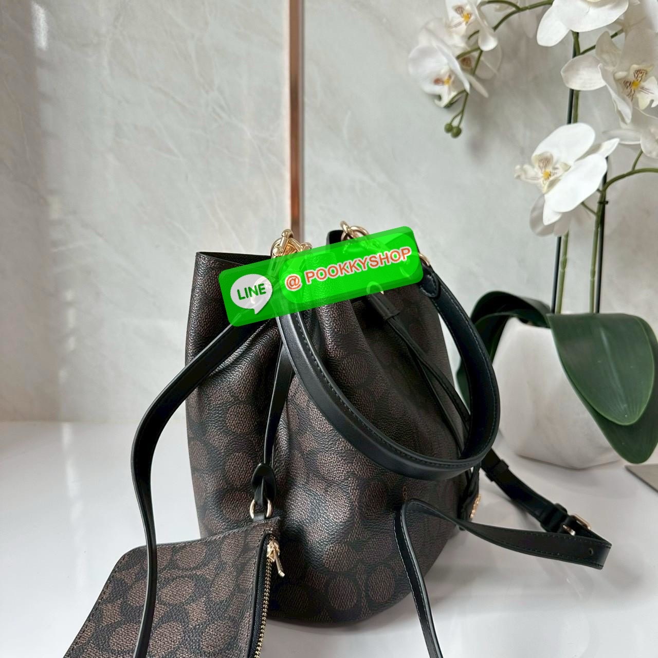 Coach Roan Bucket Bag Signature Canvas CBH07 กระเป๋าทรงบัคเก็ตใบเก๋ ดีไซน์คลาสสิก ลายซิกเนเจอร์สุดฮิต ใส่ได้ทุกโอกาส มาพร้อมสายสะพายปรับได้ ถอดได้ ใช้งานได้ทั้งสะพายไหล่ / crossbody / handheld