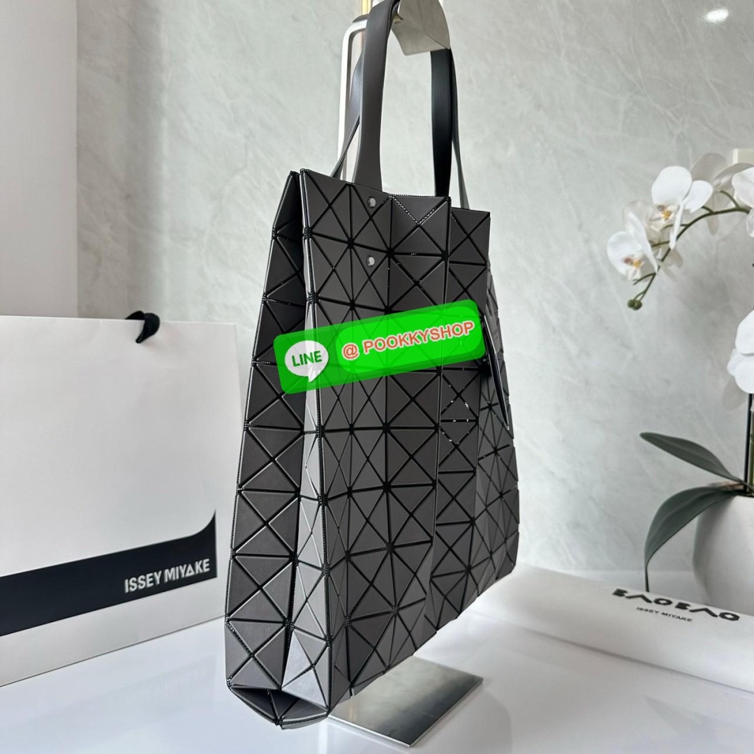 BAO BAO PRISM PLUS Handbag (Large) 🔖กระเป๋าถือจากแบรนด์ BAO BAO ISSEY MIYAKE ดีไซน์คลาสสิกทรงสี่เหลี่ยม มาพร้อมลวดลายสามเหลี่ยมที่มีมิติ 🔖วัสดุ: โพลีเอสเตอร์ ผสมหนัง 🔖 ปากกระเป๋าเปิด ซับในเป็นไนลอน มีช่องกระเป๋าด้านในและหูหิ้วกระเป
