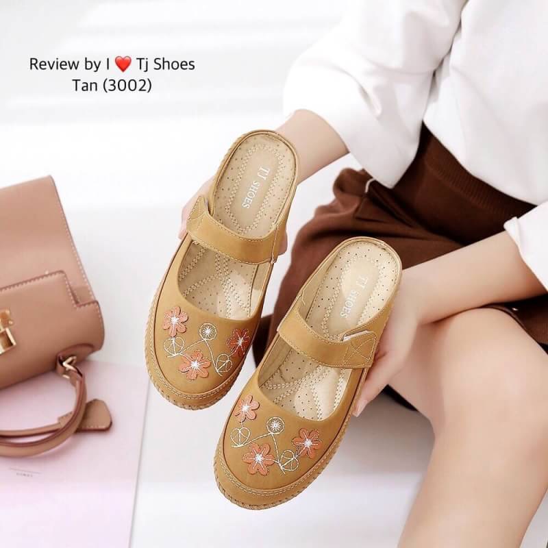 ว๊ายยยตายแล้ววว เกร๋แรงอะไรเบอนรี้ พร้อมส่ง รองเท้าสุขภาพ ที่เห็นแล้ว Love เลย หนังนิ้มนิ่ม ด้านหน้าประดับอะไหล่น่ารักๆ ใส่ได้เรื่อยๆ ใส่ง่ายถอดง่าย ใส่นิ่มเดินสบาย พื้นยางอย่างดี ทรงสวย ดีงามฝุดๆ รุ่นแนะนำ ห้ามพลาดน๊า ช้าหมดอดเกร๋น่ะคร๊ะ สั่งด่วนๆเลยคร๊ะ