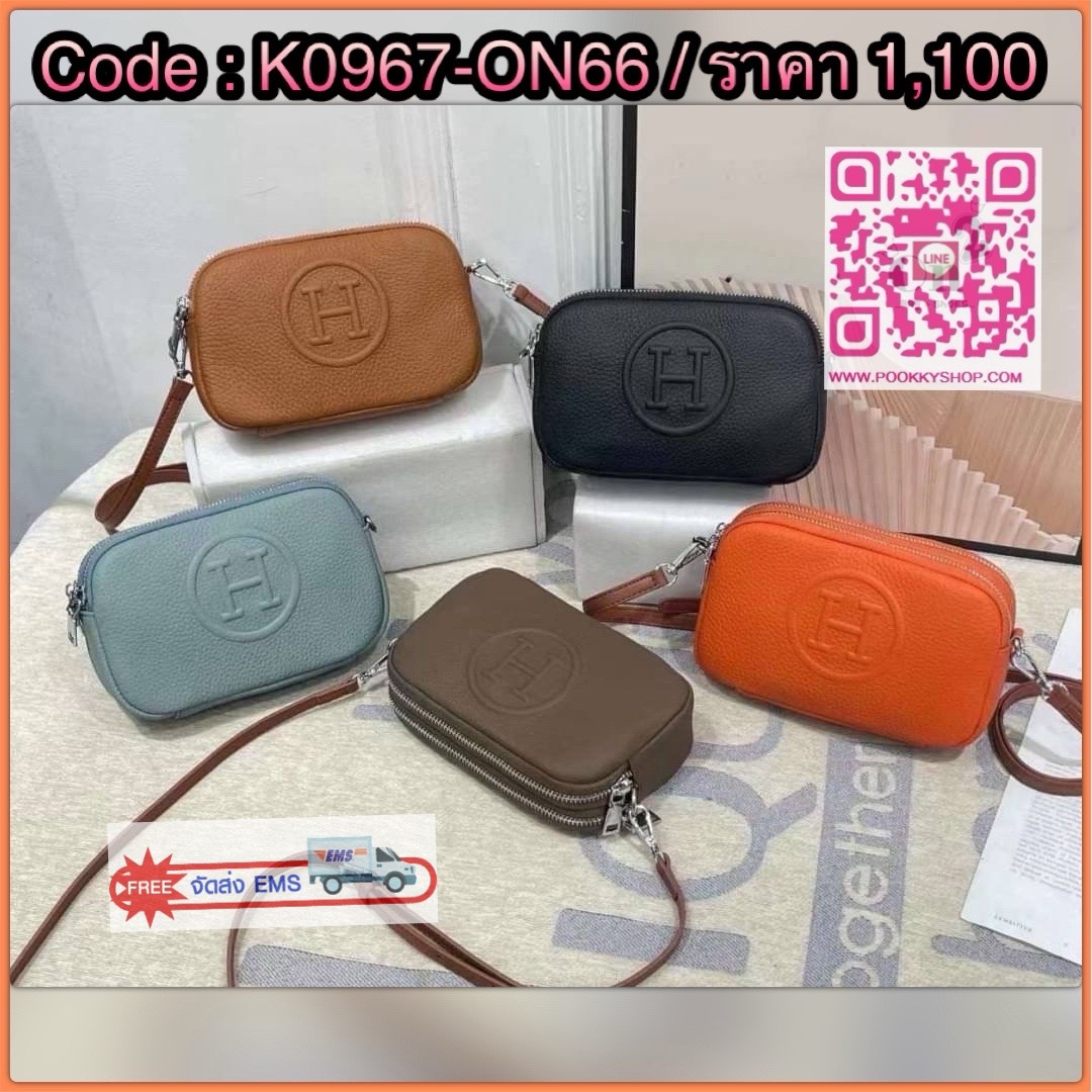 กระเป๋าสะพายข้าง แบรนด์ hermes มี2 ช่องซิป วัสดุตัวกระเป๋าทำจากหนังวัวแท้ 💯(%) อะหลั่ยสีเงิน งานจริงหนังสวยมาก ด้านบนเป็นปากซิป มี 2ช่องซิปแยกจากกันนะคะ มาพร้อมสายยาวทำจากหนังแท้ สีทูโทน สีเกร๋ๆนะคะ