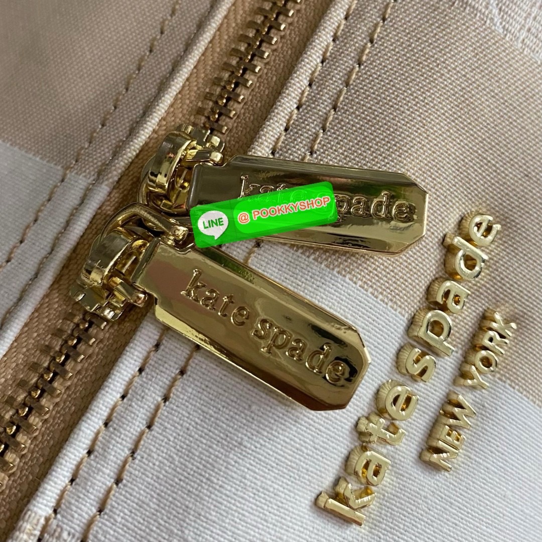KATE SPADE NEW YORK SPADE FLOWER JACQUARD MANHATTAN DOCTORS BAG กระเป๋าถือหรือสะพายใบใหญ่ทรงหมอน โดดเด่นด้วยลวดลายเอกลักษณ์ทั้งใบ ด้านหน้าตกแต่งด้วยชื่อแบรนด์ เปิด-ปิดกระเป๋าด้วยซิปคู่ ด้านในโล่งกว้าง จุของได้เยอะมากค่ะ มีช่องซิปเล็กและช่องใส่ของจุกจิกค่ะ