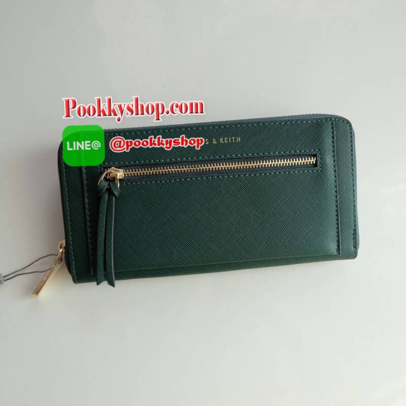 Charles & Keith Front Zip Detail Wallet กระเป๋าสตางค์ใบยาว วัสดุหนังลาย Saffiano ด้านหน้ามีช่องซิป 1 ช่อง หัวซิปตกแต่งด้วยพู่หนัง เปิด - ปิดกระเป๋าด้วยซิปรอบ ภายในมีช่องใส่บัตรหลายช่อง มีช่องใส่ธนบัตร และช่องซิปสำหรับใส่เหรียญ