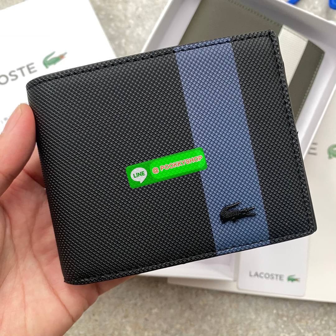 ลาคอส SHORT WALLET กระเป๋าสตางค์แบบพับ2ตอนสำหรับผู้ชาย มีช่องใส่บัตรและช่องใส่ธนบัตรแยกเป็นสัดส่วน กระเป๋าสตางค์หนัง PVC คุณภาพดีตามแบบฉบับของแบรนด์ มาพร้อมกล่อง ถุงกระดาษแบรนด์แบรนด์แข็งแรงสวยมากค่ะ ไม่ว่าจะใช้เองหรือเป็นของขวัญก็สุดคุ้มและน่าใช้ ห้ามพ
