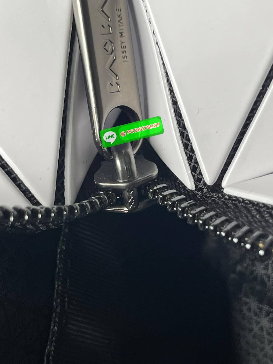 💕 Bao Bao Issey Miyake ROCK MATTE ซีรีส์นี้จะเป็นทรงสี่เหลี่ยมผืนผ้า มีซิปปิดด้านบน ถือเป็นรุ่นที่เหมาะกับการใช้งานในชีวิตประจำวัน สามารถพับมุมและบริเวณด้านล่างของกระเป๋าเพื่อเพิ่มความสะดวกสบายในการใช้งาน ทั้งยังช่วยให้วางกระเป๋าในแนวตั้งได้อีกด้ว