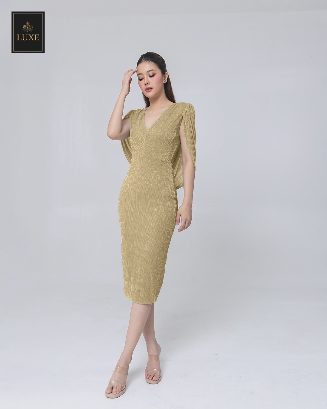 เดรสแฟชั่น เดรสเสื้อวี กระโปรงทรงสอบ มีผ้าคลุมไหล่คอถ่วงด้านหลัง ทำจากผ้าราเม่อัดพลีท