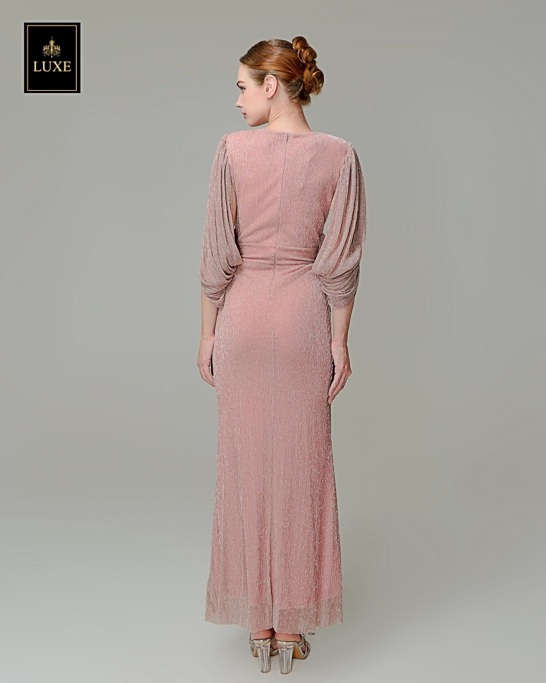 เดรสแฟชั่น แม็กซี่เดรสเสื้อคอวีคลุมแขน กระโปรงเข้ารูปตรงสะโพก จับเดรปตรงกลาง