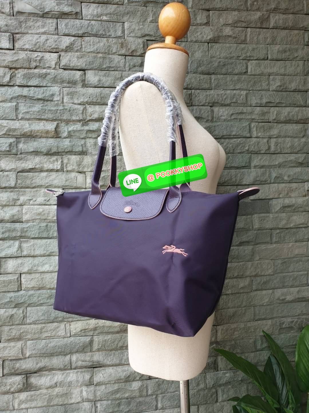 Longchamp Le Pliage Club Tote Bag Size S หูยาว วัสดุเนื้อผ้า Nylon Canvas เคลือบกันนำ้ ตัดด้วยหนังแท้ที่มีน้ำหนักเบา ดีไซน์เรียบง่ายแต่เต็มไปด้วยความคลาสสิก จนเป็นที่ชื่นชอบไปทั่วโลก Longchamp ปรับโฉม LE PLIAGE ด้วยการปักลายรูปม้า-ตราสัญลักษณ์ของแบรนด์บนผ