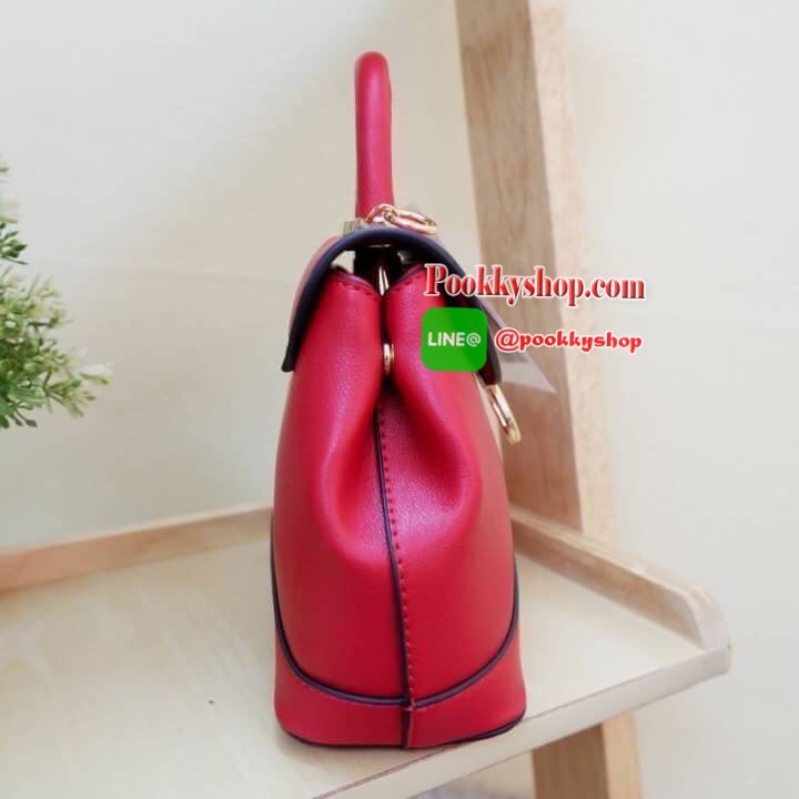 Lyn กระเป๋าหิ้วมาพร้อมสายสะพาย ขนาดกลางๆไม่เล็กไม่ใหญ่ ดีไซน์สวยน่ารัก ด้านในมีป้ายโลหะปั๊มแบรนด์ ใต้กระเป๋ามีหมุดรองทั้ง 4 มุม รูปทรงสวยเก๋ขนาดนี้ ไม่มีไม่ได้นะคะ