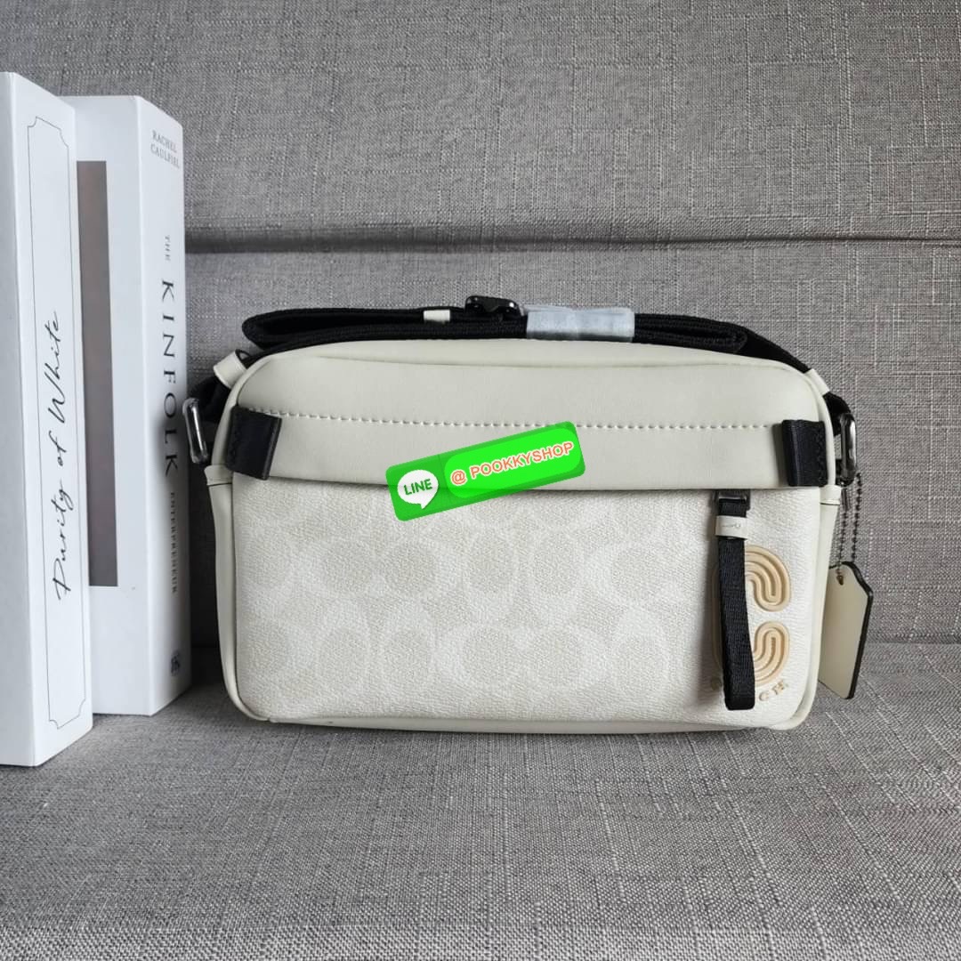 COACH EDGE CROSSBODY IN SIGNATURE CANVAS (2338) กระเป๋าสะพายข้าง วัสดุแคนวาสตัดขอบหนังแท้ หนังนิ่มมืออย่างดีค่ะ ด้านหน้ามีช่องซิปซ่อนให้หนึ่งช่อง เปิดปิดช่องหลักแบบซิปคู่ภายในกว้าง ใส่ของได้จุเลยนะคะ มีช่องซิปและช่องเล็กให้อีก2ช่อง ด้านหลังกระเป๋าจะเป๋าช่