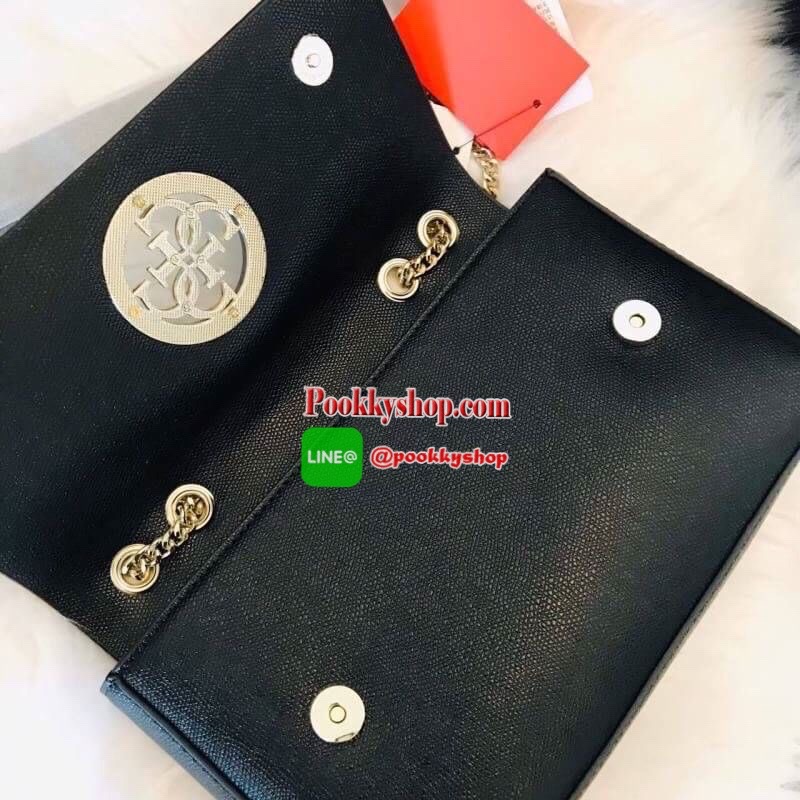 Guess Open Road Crossbody bag กระเป๋าสะพายข้างรุ่นใหม่ชนช้อปจากGuess สะพายได้ทั้งสายคู่และสายเดี่ยวในสไตล์ครอสบอดีร์ก็ได้ สายสะพายโซ่ต่อหนังไม่เจ็บบ่า วัสดุหนังsynthetic เปิดปิดด้วยกระดุมแม่เหล็ก2ตำแหน่ง ภายในใช้งานหลัก ช่องมือถือ และช่องซิป ใส่มินิไอแพค/