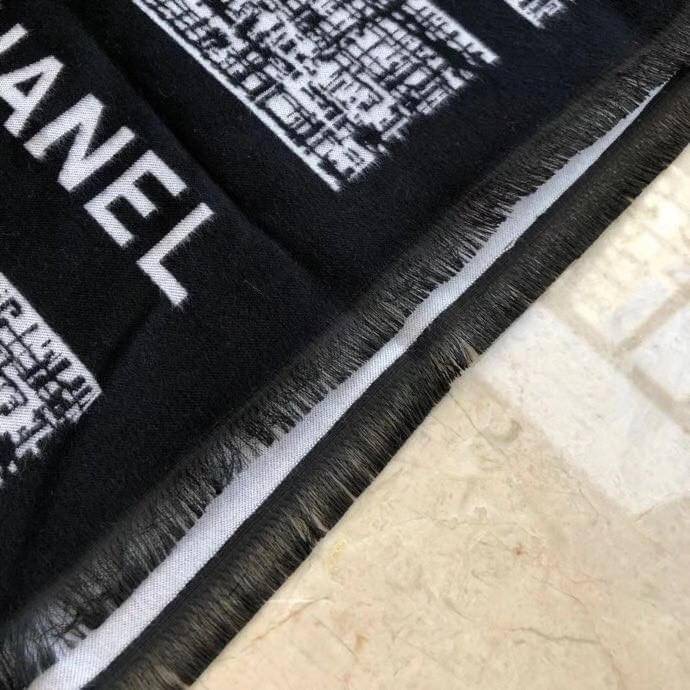 Chanel Shawl Wrap Scarf (With Box) ผ้าคลุม ผ้าพันคอ เนื้อนุ่ม Chanel VIP Premium Gift มาพร้อม กล่องแบรนด์ กระดาษของขวัญแบรนด์ ถุงกระดาษแบรนด์ ริบบิ้น ดอกคามิเลีย จะซื้อใช้เอง ก็ควรมีติดตู้ หรือ เป็นของขวัญก็เหมาะสุดๆ ไปเลยค่า