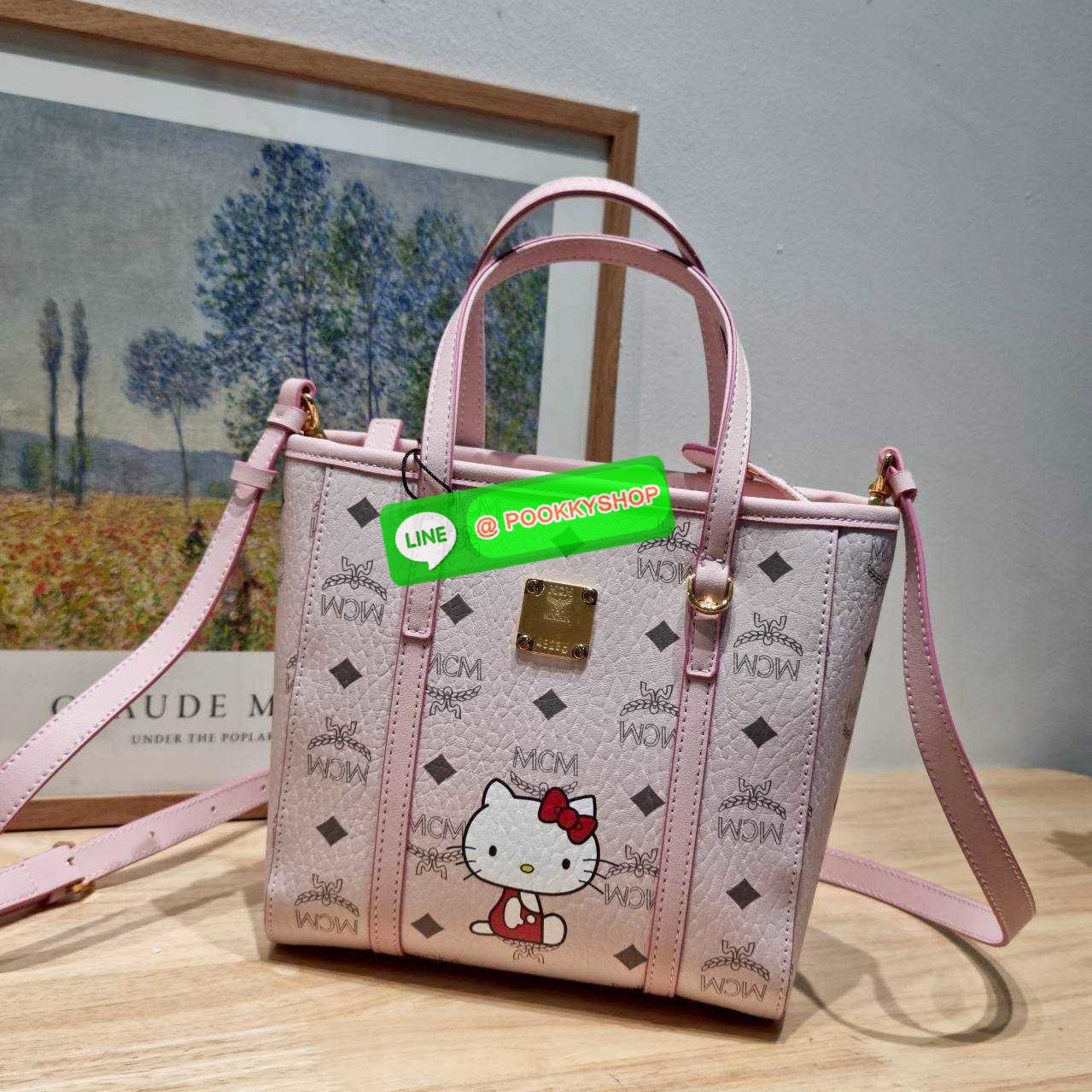 🔆 Model MCM × HELLO KITTY MINI TONI SHOPPER IN VISETOS 🔆 Details ฉลองครบรอบ 50 ปี Hello Kitty ที่มาคอลแลบกับ Mcm ได้อย่างลงตัว น่ารักน่าใช้มากๆ กับกระเป๋าถือ/สะพายข้าง ทรง shopper ไซส์มินิ สวยคลาสสิค ดีไซน์ปั๊มลายคิตตี้ละมุนๆ ขนาดพกพาสะดวก