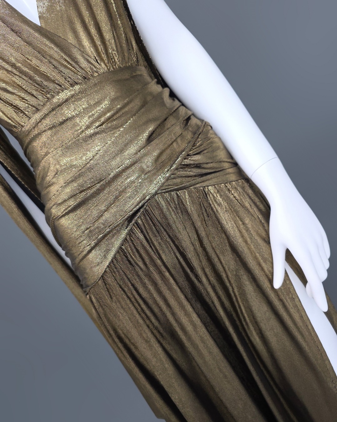 เดรสแฟชั่น แม็กซี่เดรสเสื้อคอวีป้าย แขนยาวเป็นผ้าคลุมในตัว กระโปรงเข้ารูปตรงสะโพก ผ่าหน้าขา ชายกระโปรงบาน